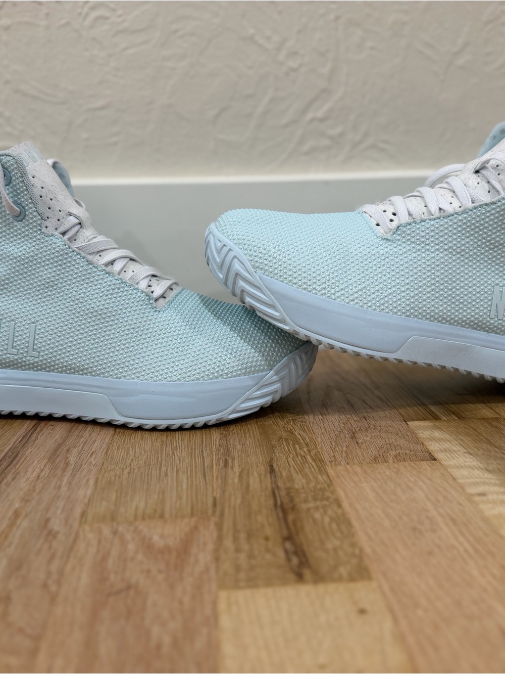 No Bull Women’s High Top Trainer Light Blue Women’s 8- Men’s 6.5